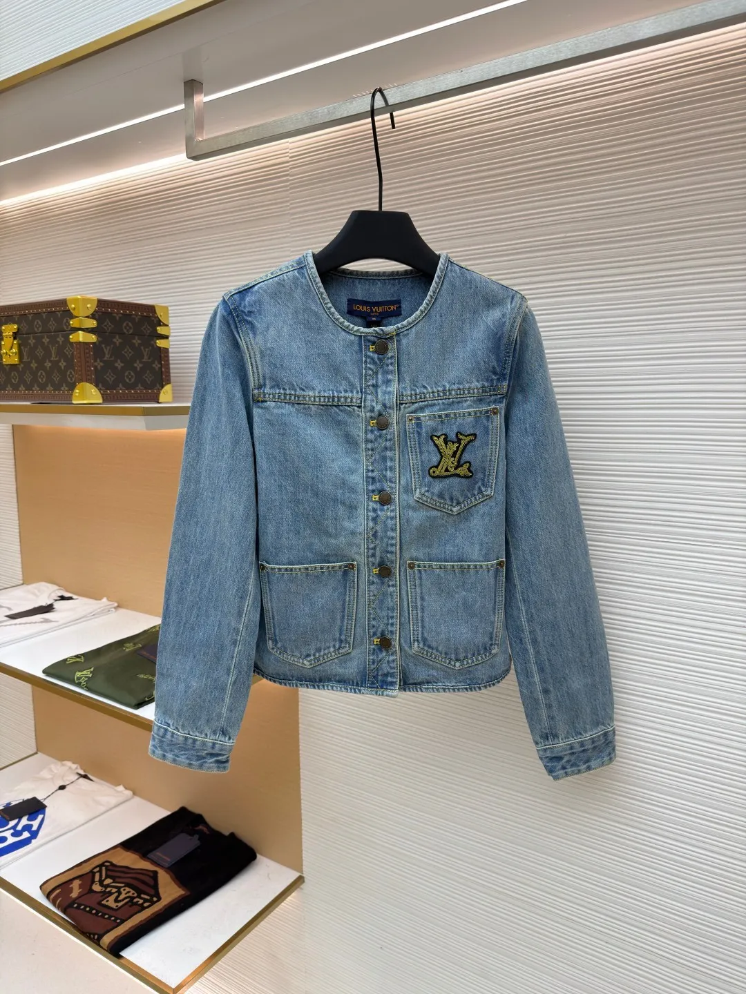 LOUIS VUITTON rope embroidered round neck denim jacket ●Authentic product: purchased and developed by 22816 ●Item number: 1680834-B25 ●Fabric: denim fabric ●Technology: embroidery production ●Version: fitted version ●Weight: about 630 grams ●Size: 34-36-38 ●Description: The fabric is made of YB customized denim fabric, with straw rope embroidery design on the chest. The overall alignment is straight and delicate, the fabric is comfortable and soft, and the color is consistent without color difference. It can be matched with the same style to create a fashionable look and control various occasions. Customized accessories, complete with three standards, same style for men and women!
